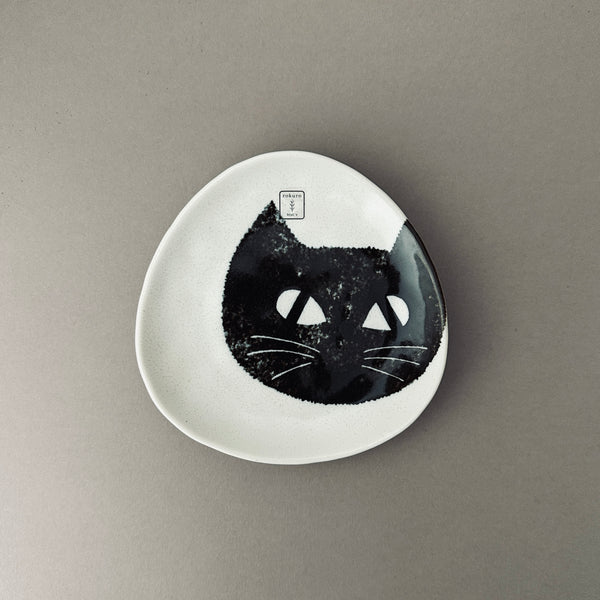 Plate with black cat